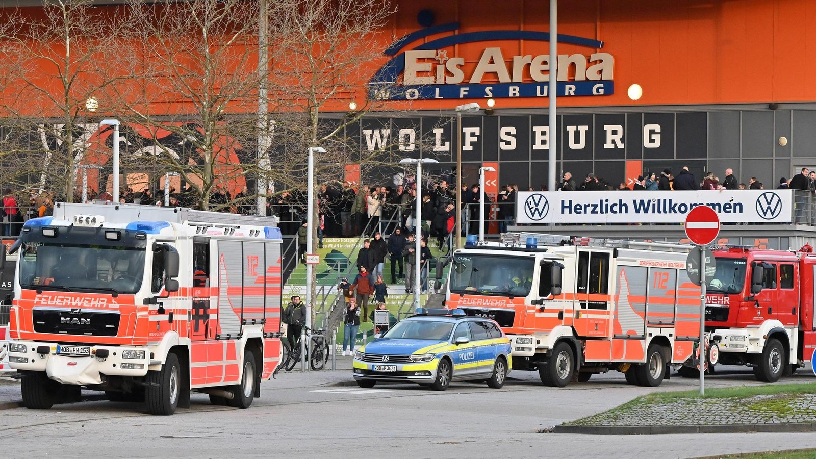 Alarm-Feuerwehr-r-ckt-zu-Wolfsburger-Stadion-aus-Geb-ude-wird-ger-umt