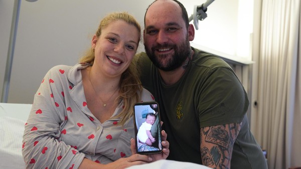 Frau bringt Baby Evelynn im Auto zur Welt: „Ging alles so wahnsinnig schnell“