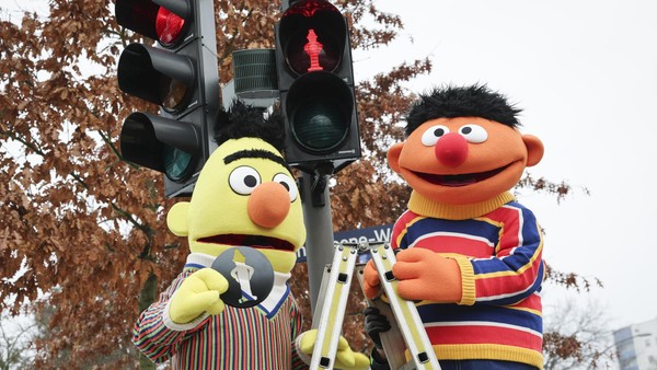 „Sesamstraße“: Ernie und Bert sind jetzt Ampelmännchen in Hamburg