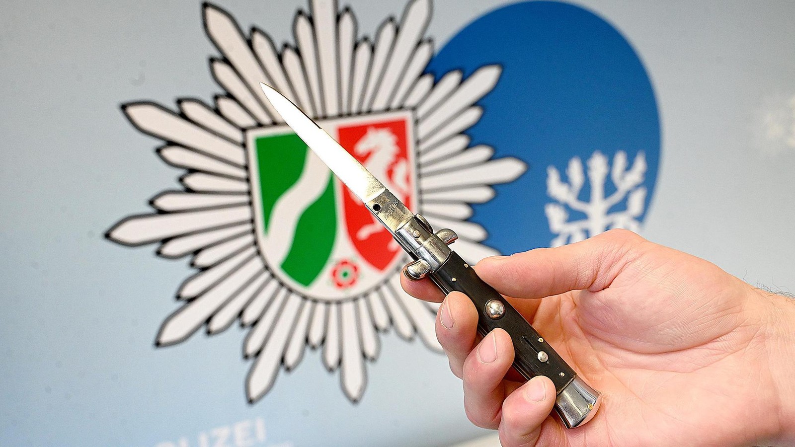 Ger-stbauer-43-mit-Springmesser-im-Auto-erwischt-Versto-gegen-Waffengesetz