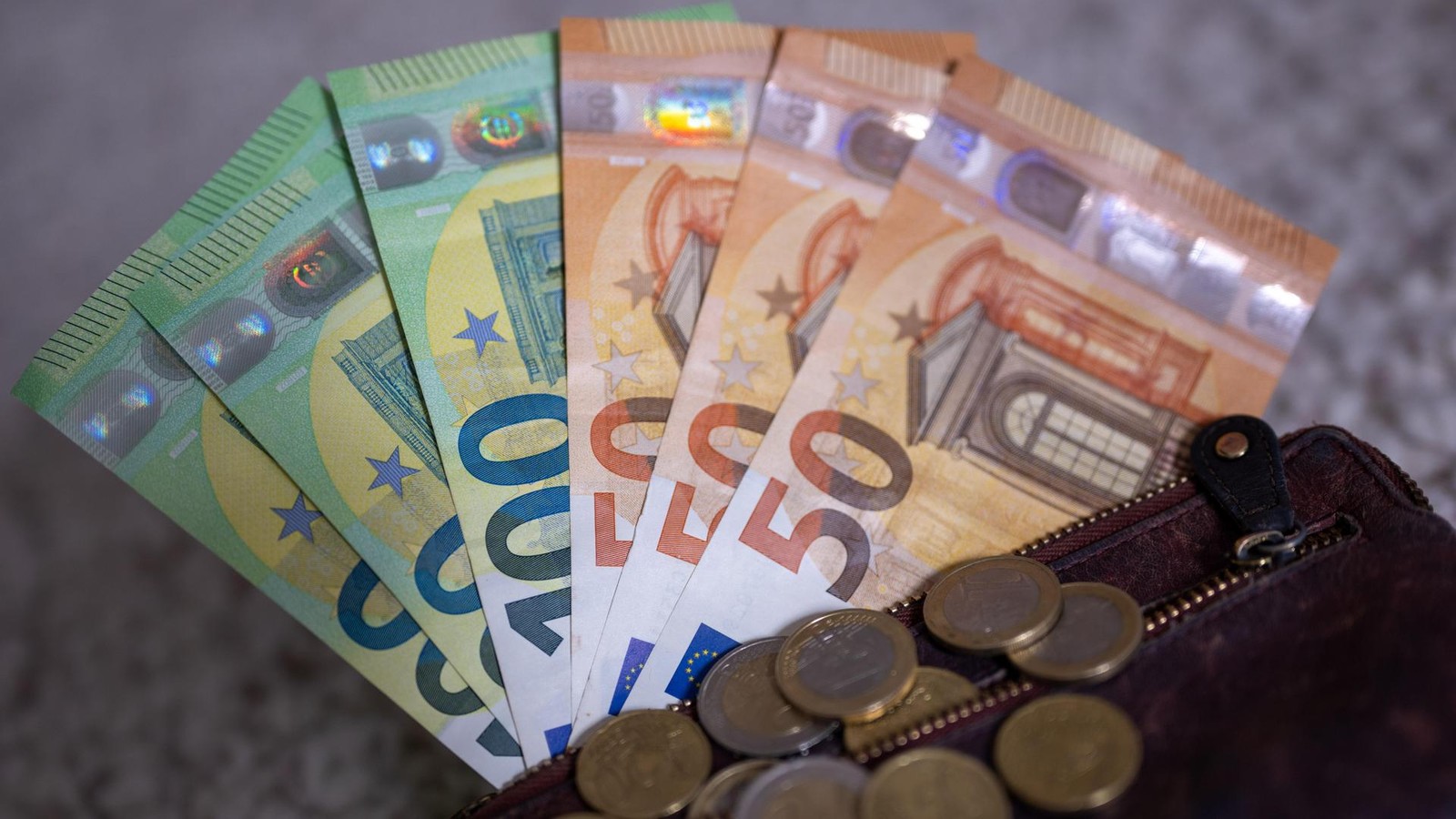 Frau-findet-Geldb-rse-mit-2000-Euro-und-rettet-verzweifelten-Mann