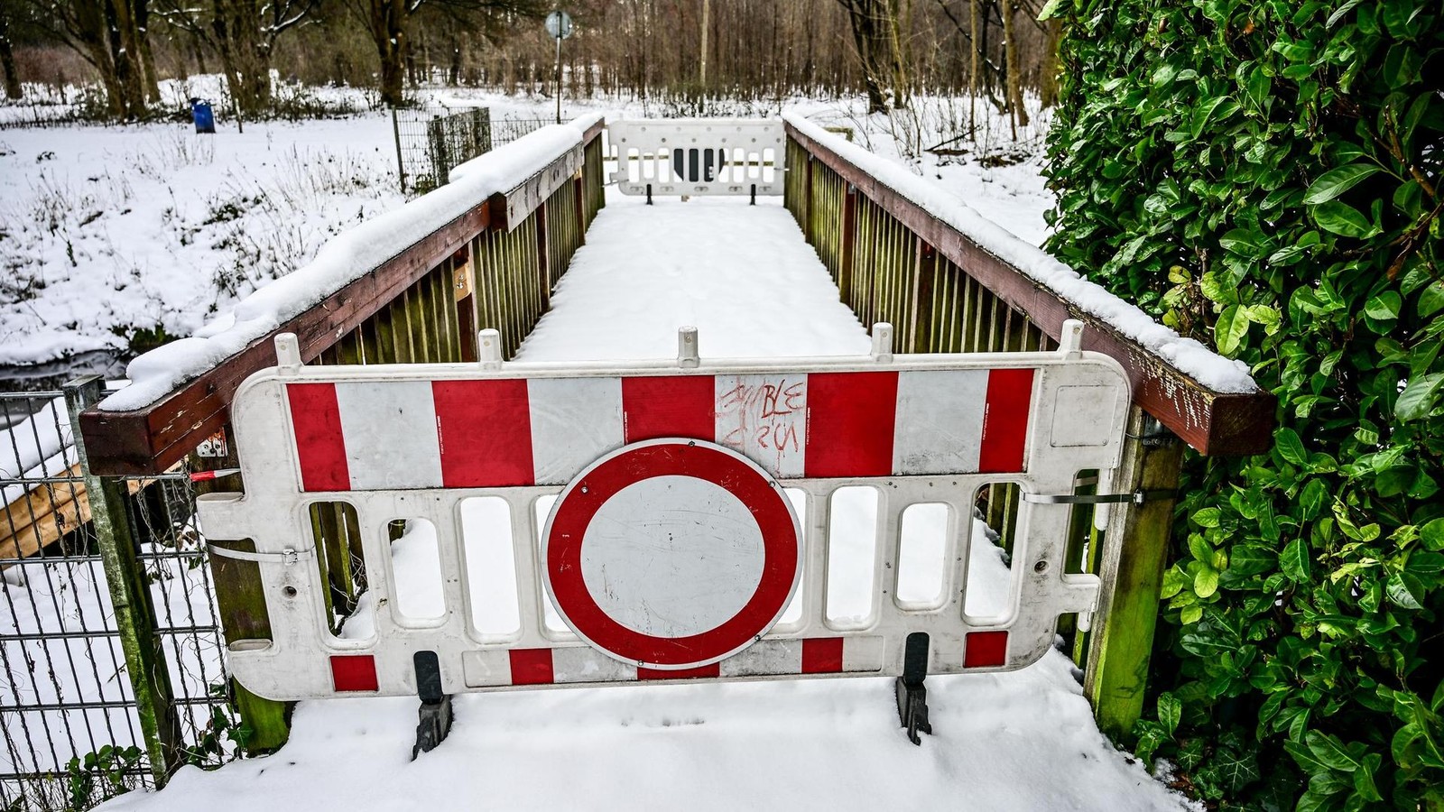 Br-cke-an-beliebtem-See-ist-gesperrt-Das-ist-die-Ursache