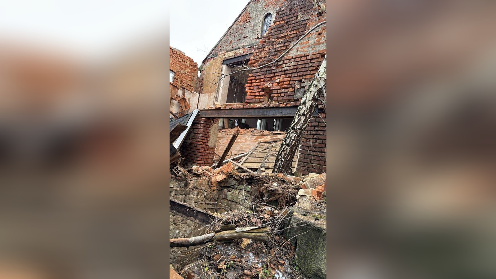 Kreis-Greiz-Eingest-rztes-Haus-war-doch-bewohnt-Stra-e-bleibt-halb-gesperrt