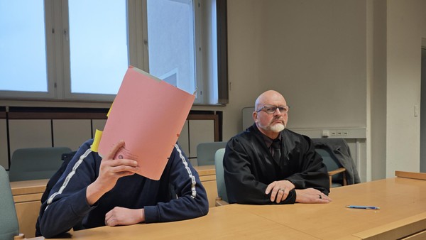 Fan-Krawalle in Gelsenkirchen: Schalke-Anhänger wollte Polizei-Helm als Trophäe