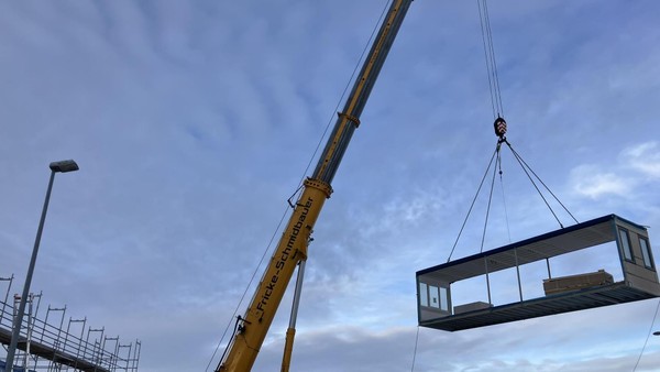 Was schwebt da am Kran durch die Helmstedter Luft?