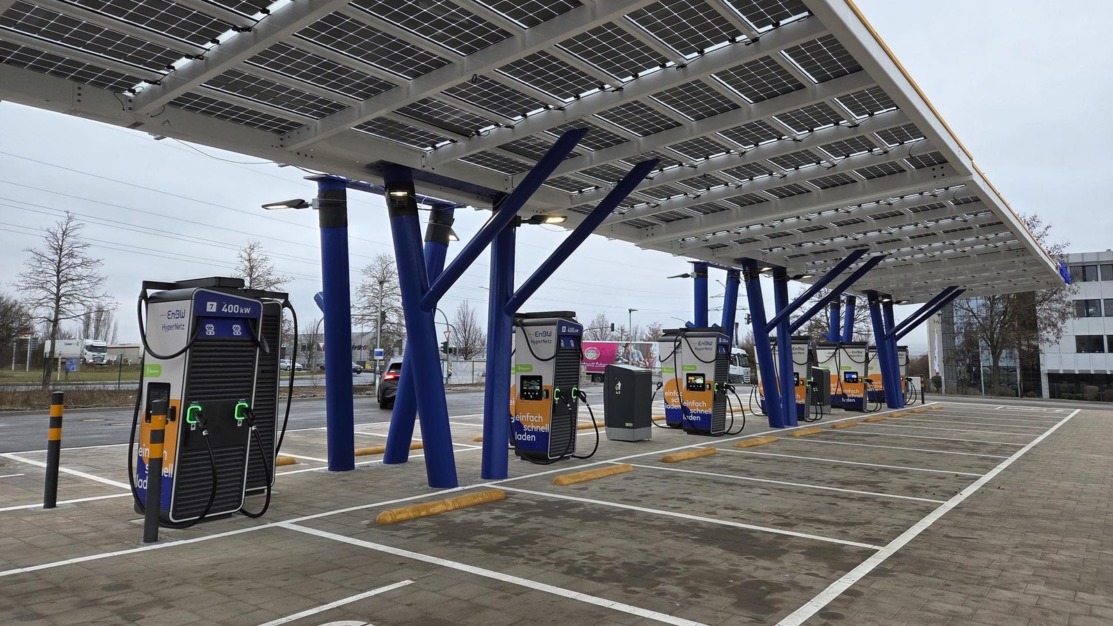 EnBW-er-ffnet-Schnellladepark-f-r-Elektrofahrzeuge-am-Erfurter-Kreuz