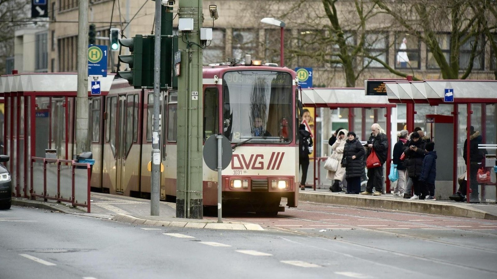 Polizeieinsatz-in-Stra-enbahn-Mann-droht-in-903-mit-einer-Waffe