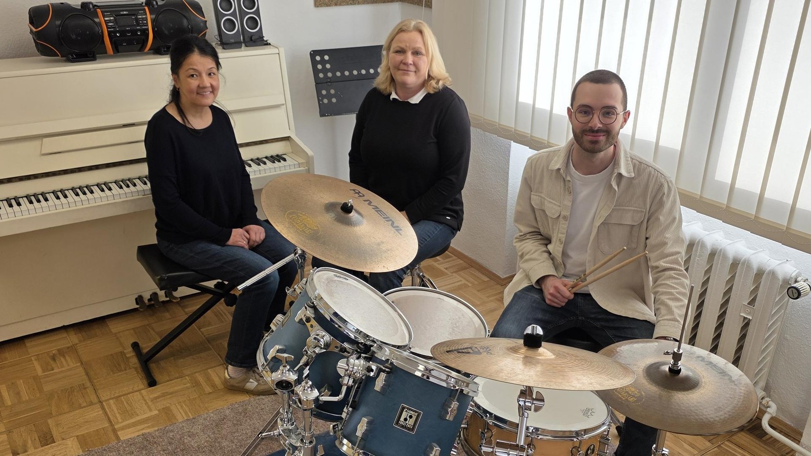 Musikschule-im-Saale-Orla-Kreis-begr-t-zwei-neue-Lehrer-f-r-Klavier-und-Schlagzeug
