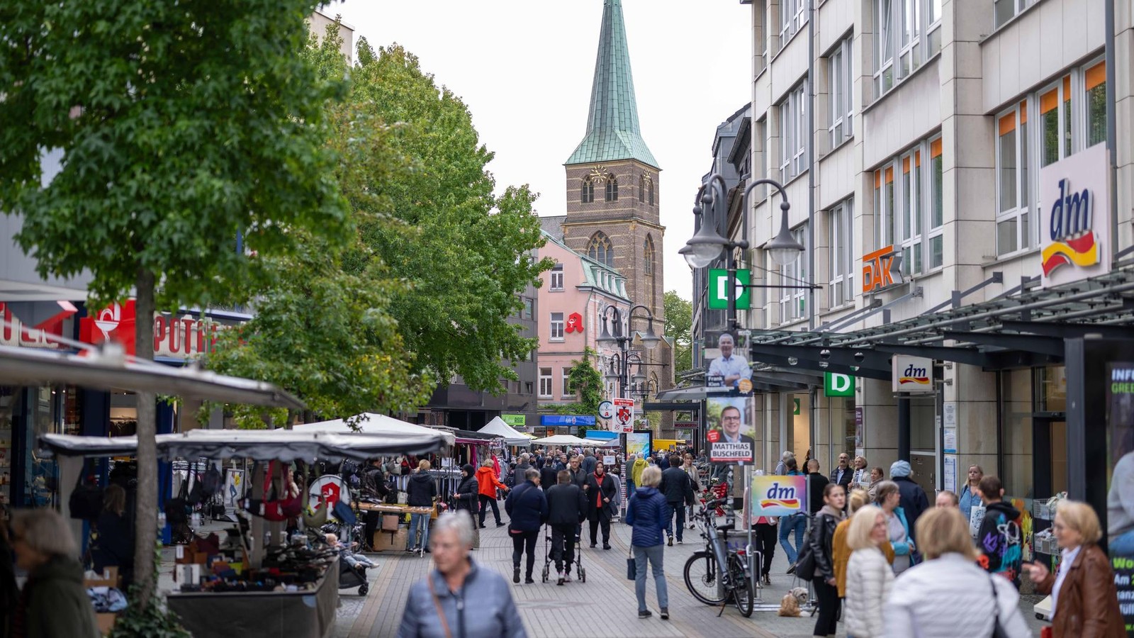 Verfolgung-durch-Bottrops-Innenstadt-Dieb-fl-chtet-mit-nacktem-Oberk-rper