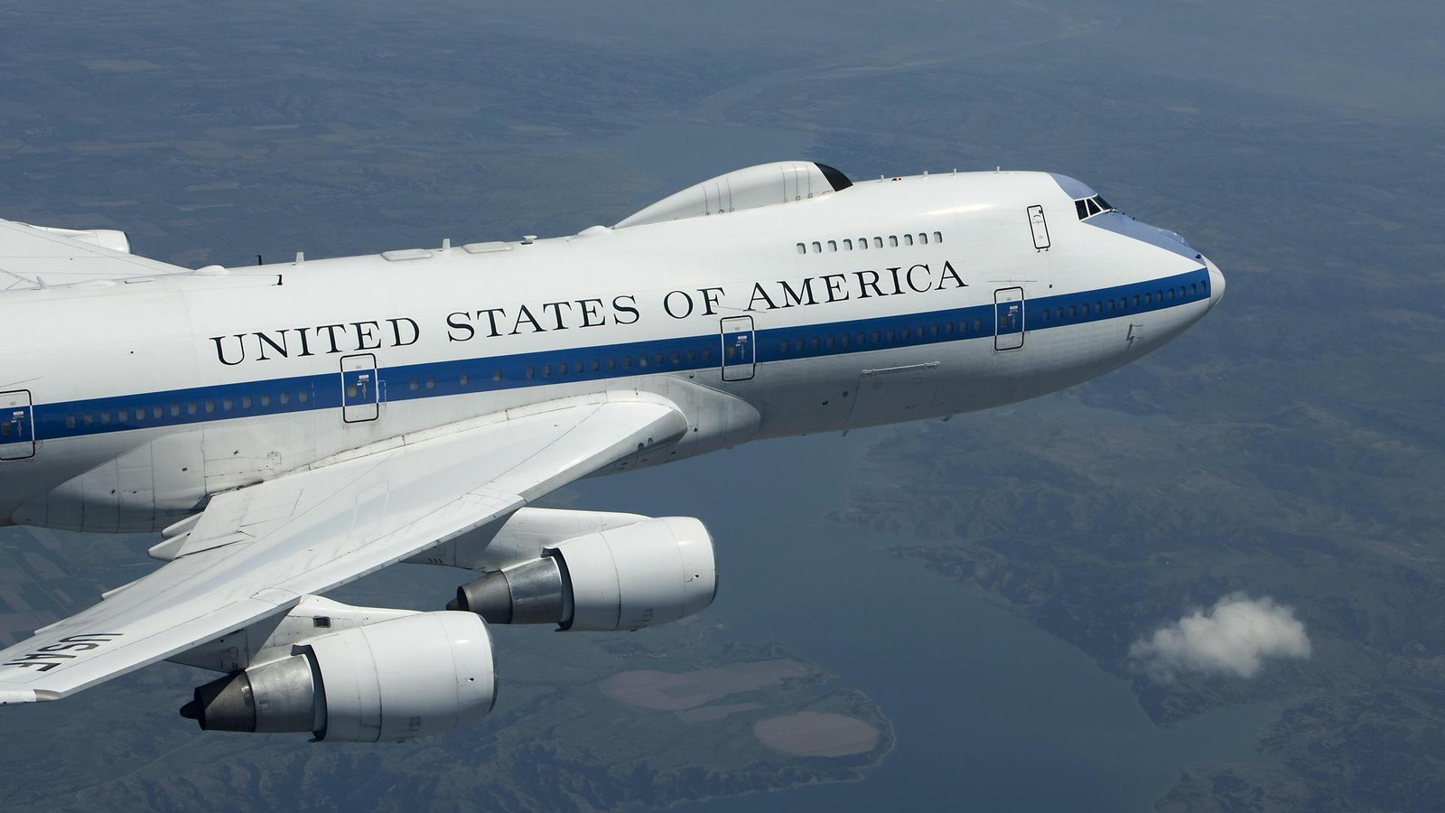 Weltuntergangsflugzeug-landet-in-Los-Angeles-R-tsel-um-Minister-an-Bord