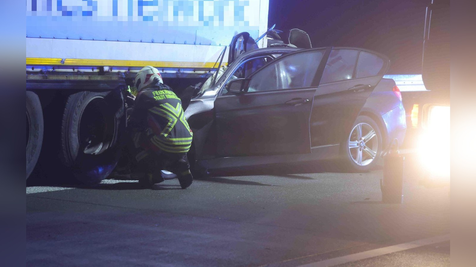 BMW-Fahrer-f-hrt-unter-Lkw-Zweist-ndige-Vollsperrung-auf-A4-zwischen-Gera-und-Ronneburg