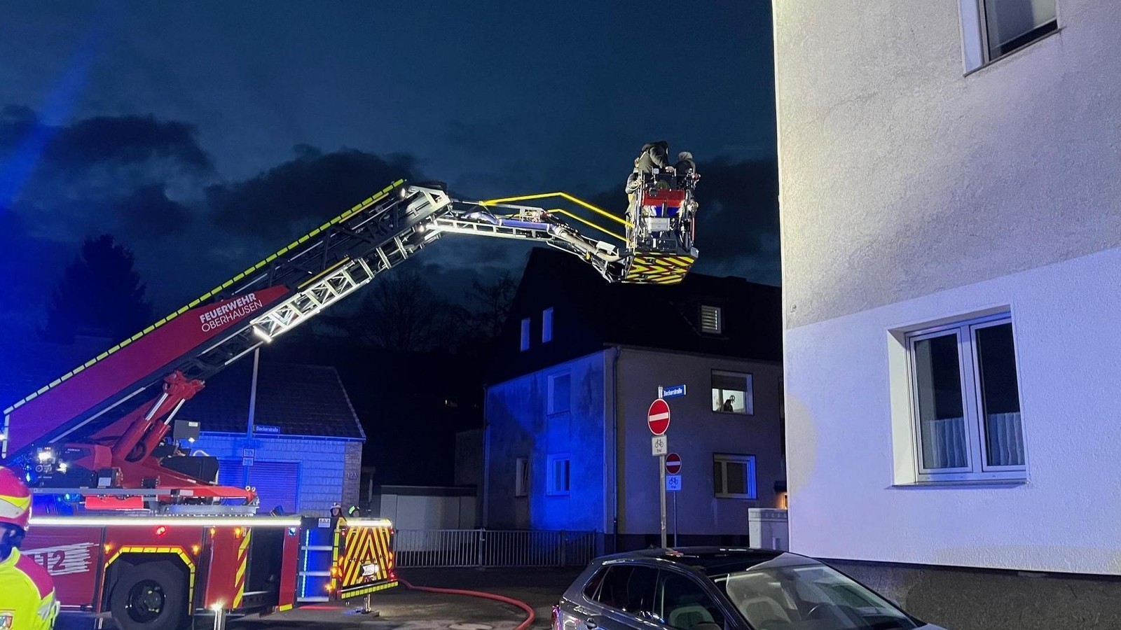 Brand-in-Oberhausen-Feuerwehr-rettet-Bewohner-ber-Drehleiter