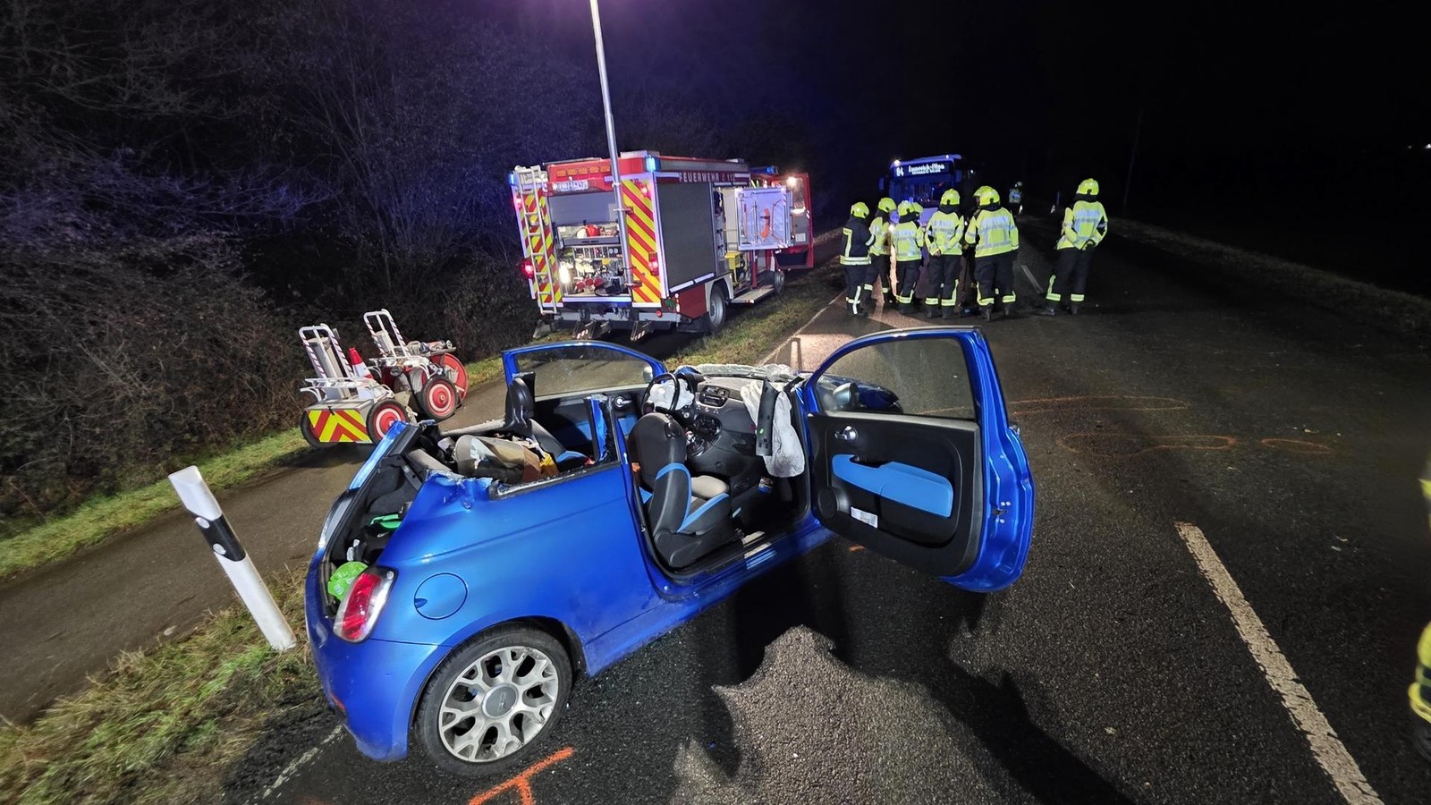 Schwerer-Unfall-auf-der-B8-am-Viadukt-Feuerwehr-befreit-Frau-aus-Fahrzeug