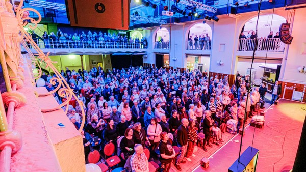 Schief, laut, gemeinsam: Warum Rudelsingen im Ebertbad so berührt