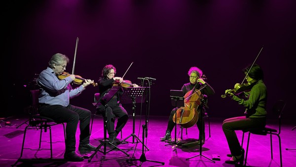 Mal Blockflöte, mal Kabelsalat, mal Rainsticks, auf Kampnagel wird ausprobiert