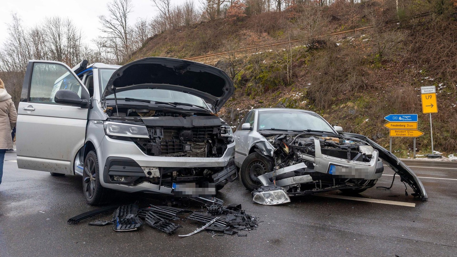 Bei-Siegen-Kollision-beim-Abbiegen-zwei-Autos-sind-hin