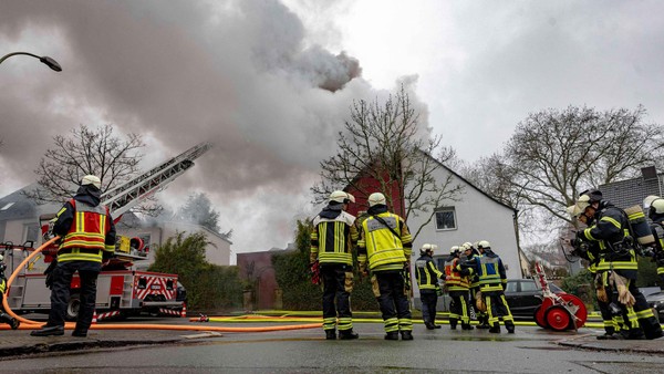 Brand in Bochum-Wiemelhausen: Feuerwehr mit Großaufgebot vor Ort