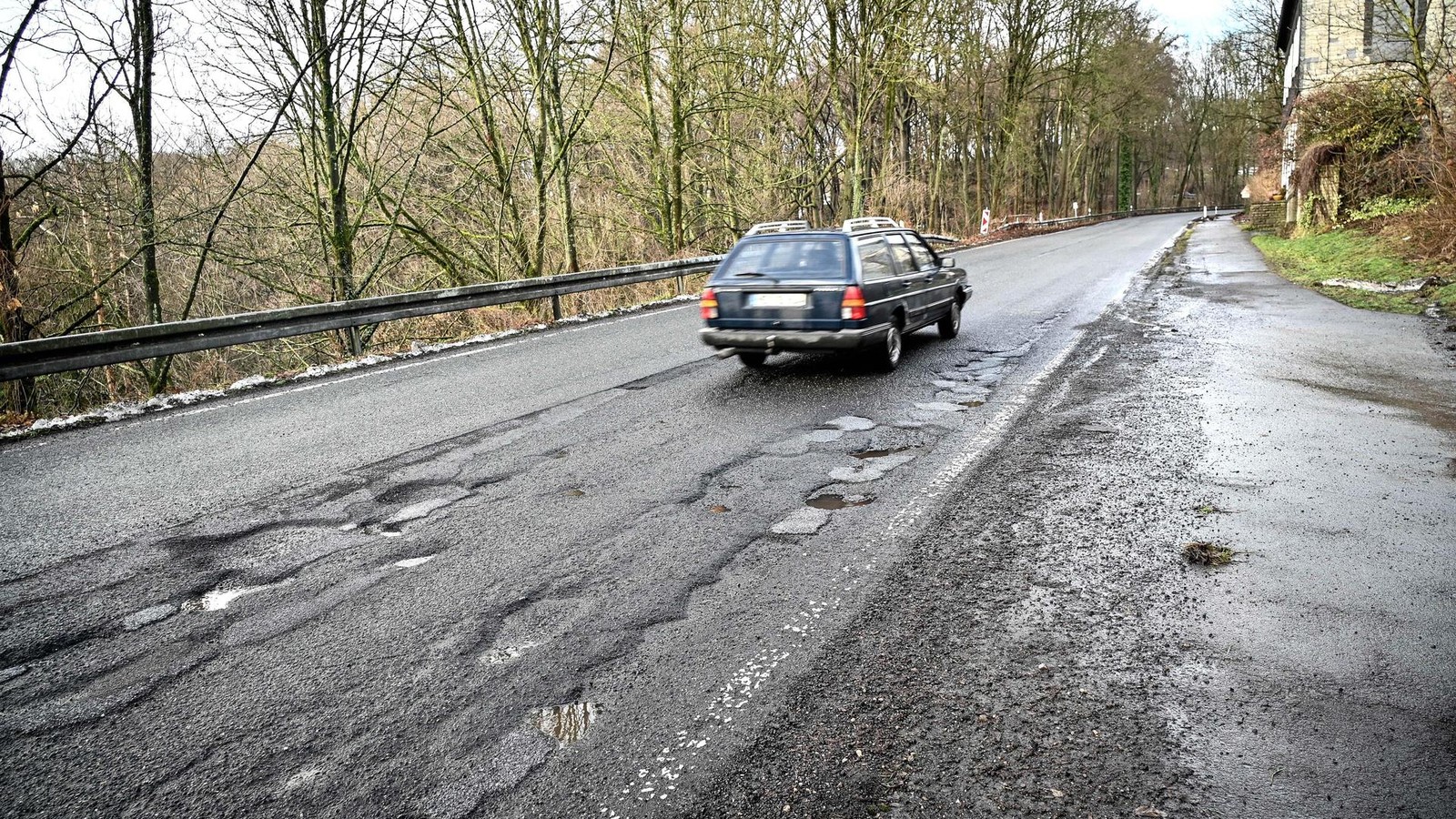 Schlagl-cher-auf-Velberts-viel-befahrener-Stra-e-Noch-kein-Datum-zur-Sanierung