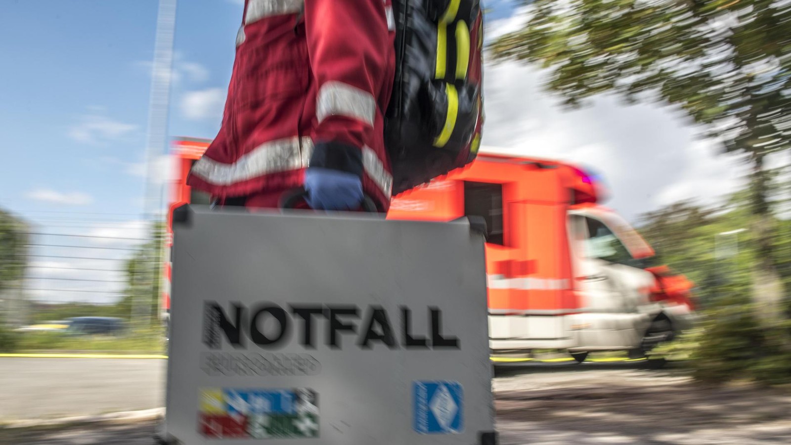 Schwerer-Unfall-in-Witten-E-Scooter-Fahrer-st-rzt-auf-regennasser-Fahrbahn