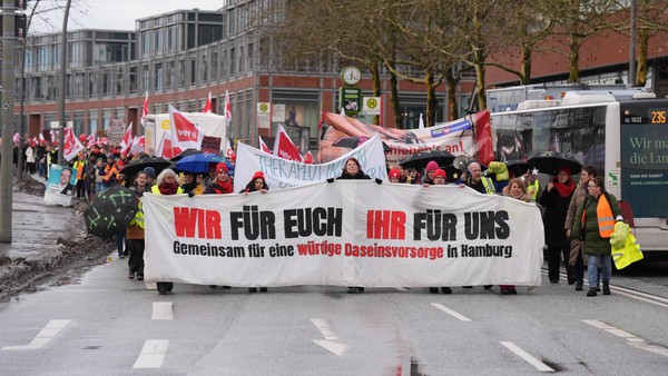 Warnstreik von Verdi trifft Kundenzentrum und Verkehr in Bergedorf