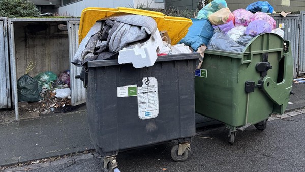 Völlig überfüllte Mülltonnen vor Mülheimer Wohnhaus: „Es wird immer schlimmer“