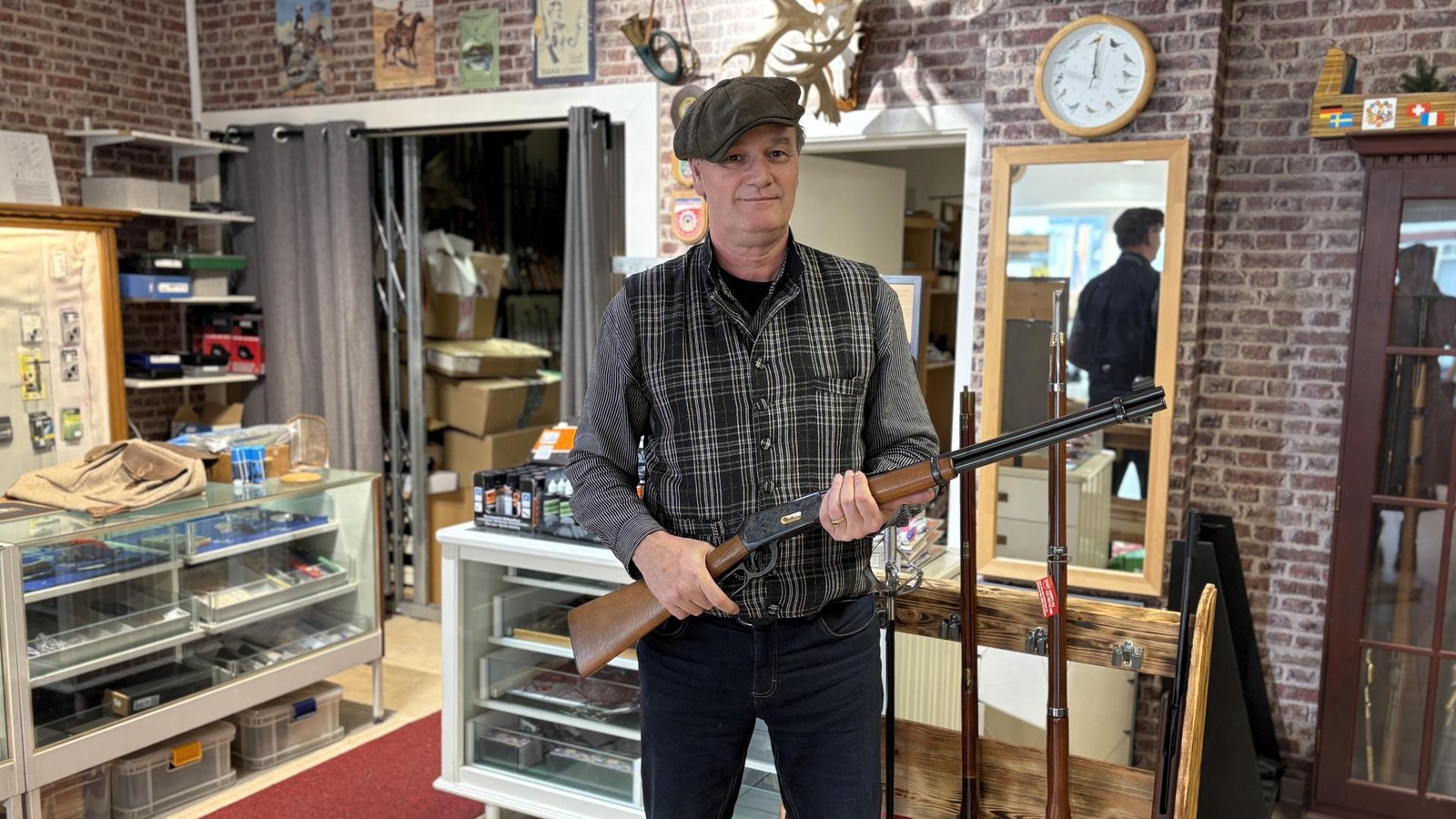 Andreas-Lohner-ist-einer-der-letzten-legalen-Waffenh-ndler-in-Hamburg