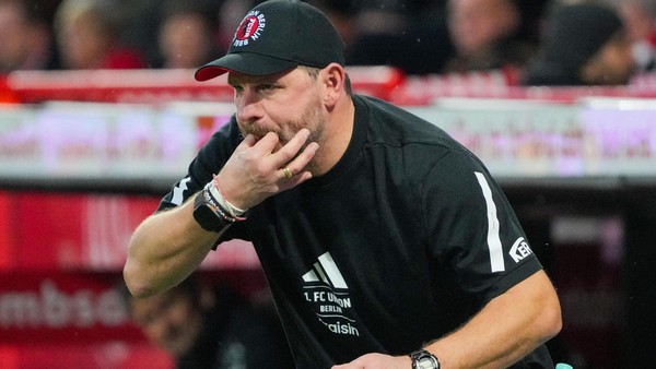 Joggen im Wald: Union-Trainer Baumgart verschwitzt Pressekonferenz