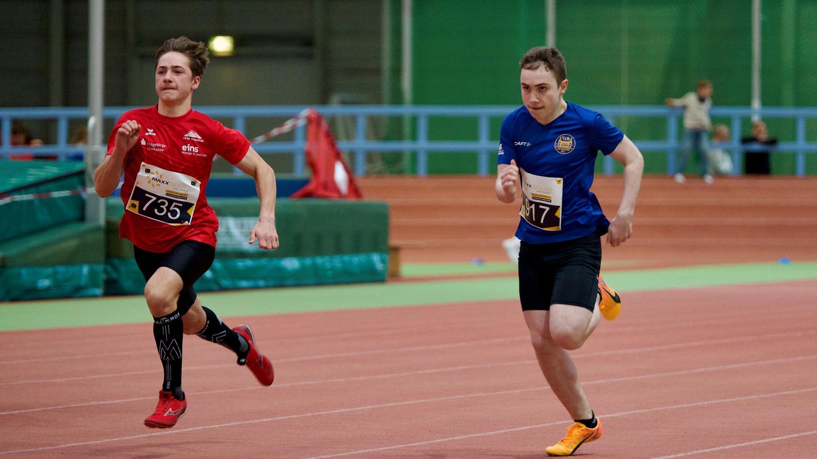 Jenaer-Zwillingsschwestern-Seidel-r-umen-ab-Schleizer-F-disch-rollt-Feld-von-hinten-auf