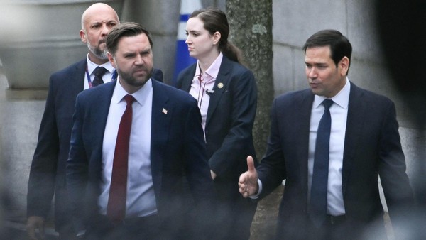 Brisantes Grönland-Treffen läuft – USA senden kuriose Schlitten-Botschaft