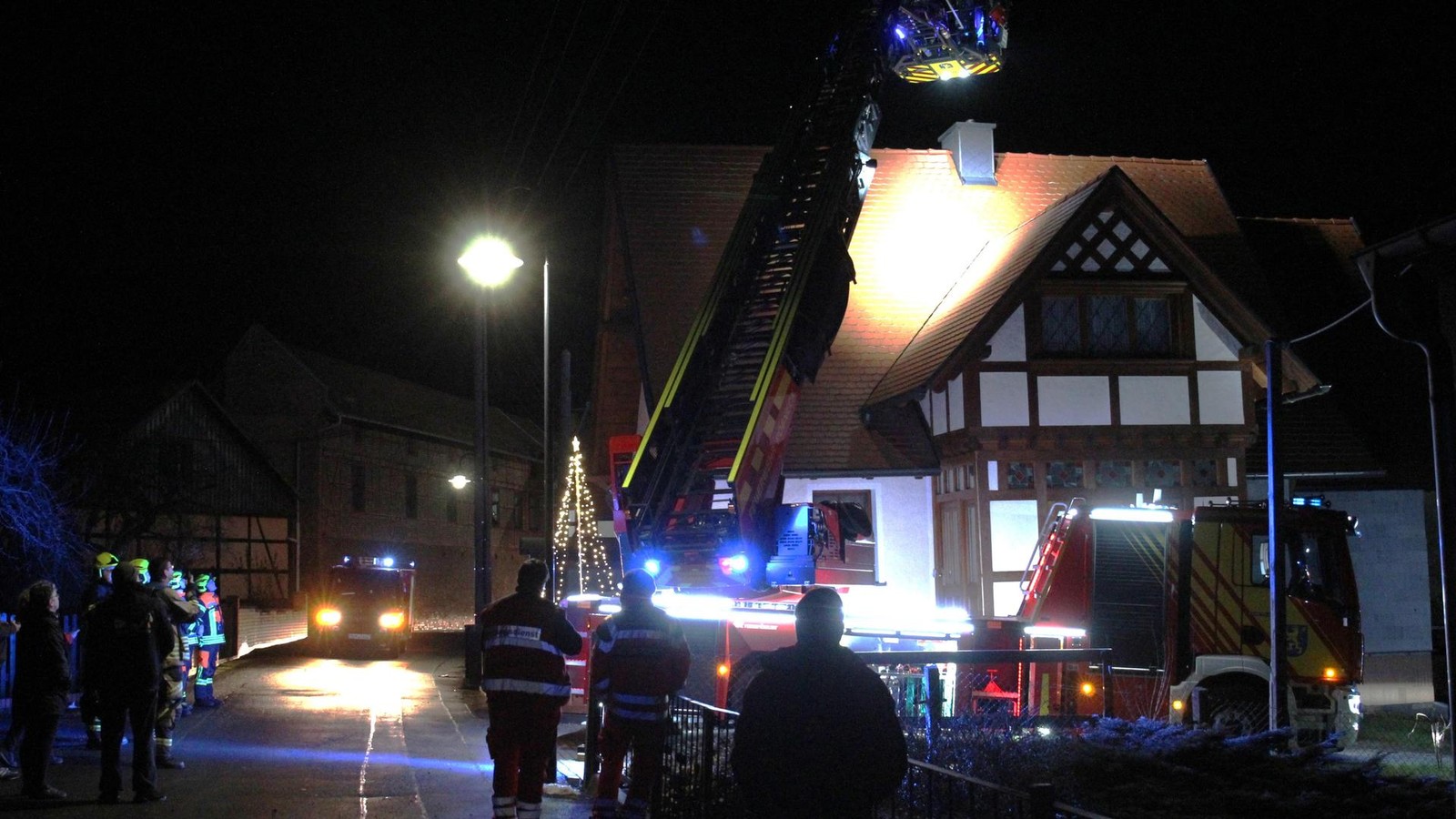 Schnell-reagiert-Feuerwehrleute-r-cken-in-ein-Dorf-im-Saale-Orla-Kreis-aus