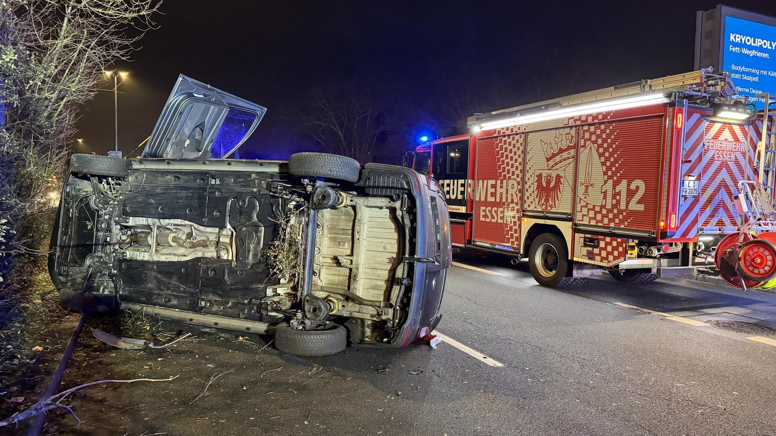 Kleintransporter-landet-auf-Seite-Zwei-Stra-en-nach-Unfall-in-Essen-gesperrt