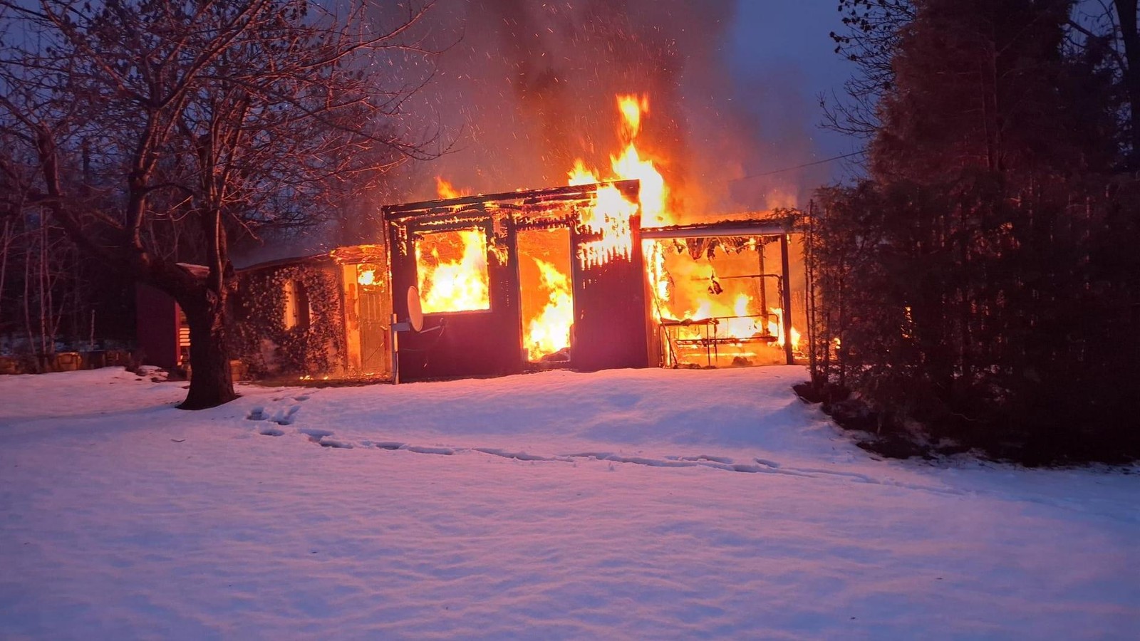 Im-Eichsfeld-steht-eine-Gartenlaube-in-Flammen-Einsatz-dauert-mehrere-Stunden