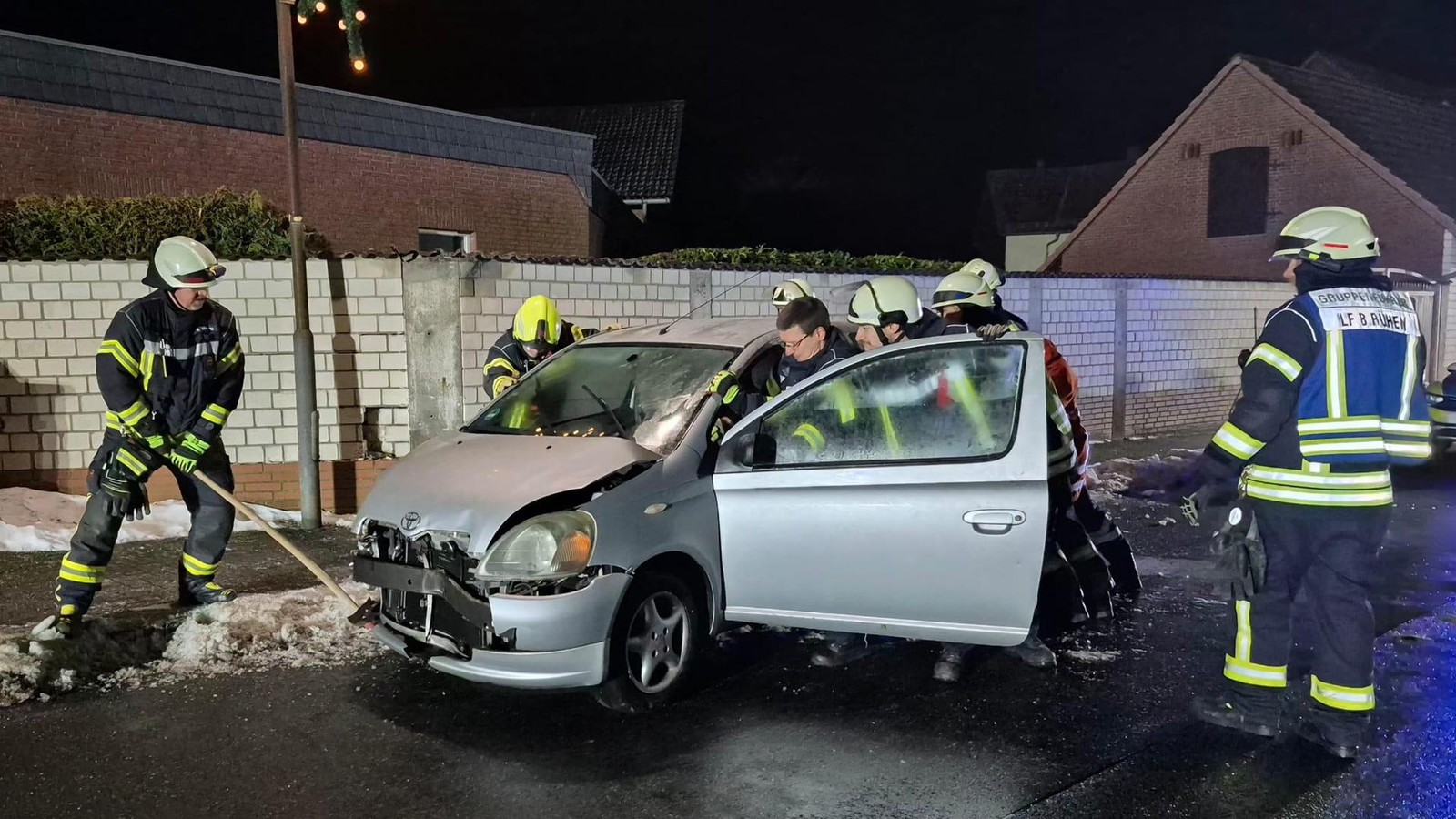 19-J-hrige-kracht-in-R-hen-auf-glatter-Stra-e-gegen-Mauer