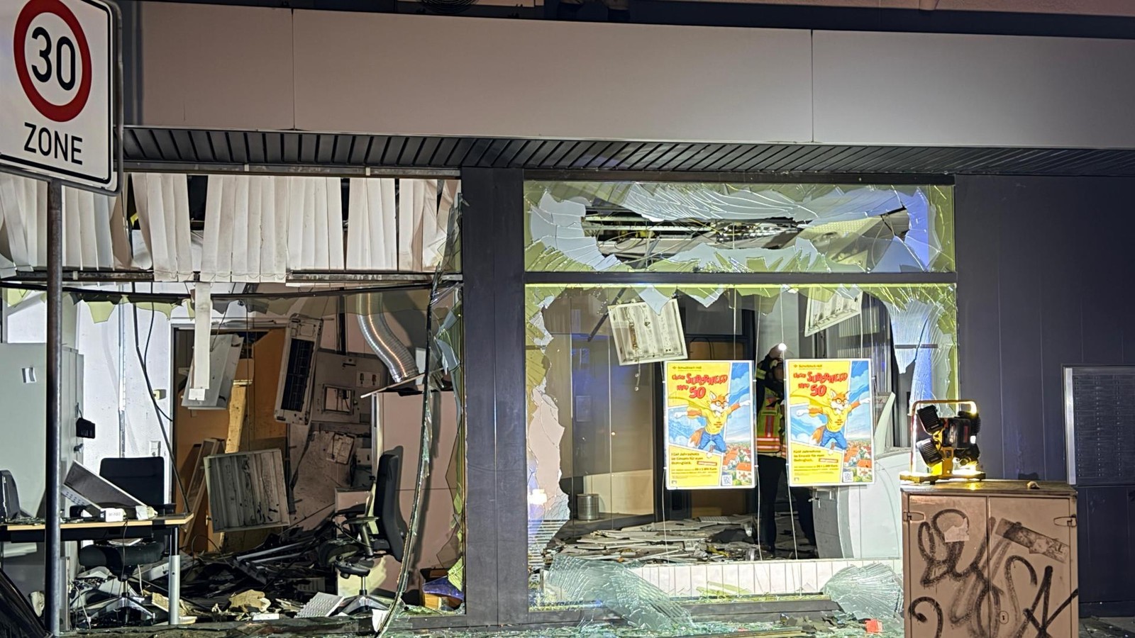 Geldautomat-in-Wittener-Volksbank-gesprengt-Polizei-fahndet-mit-Helikopter