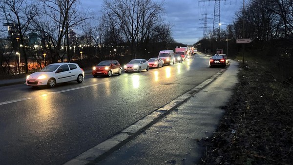 Warnstreik bei HKM: Verkehrschaos im Duisburger Süden