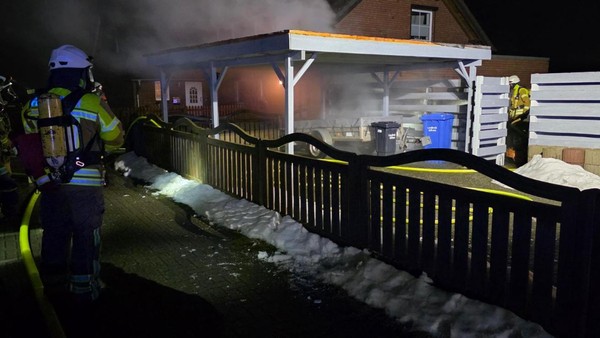 Schuppen in Ahnsen brennt lichterloh – Feuerwehr rettet Wohnhaus