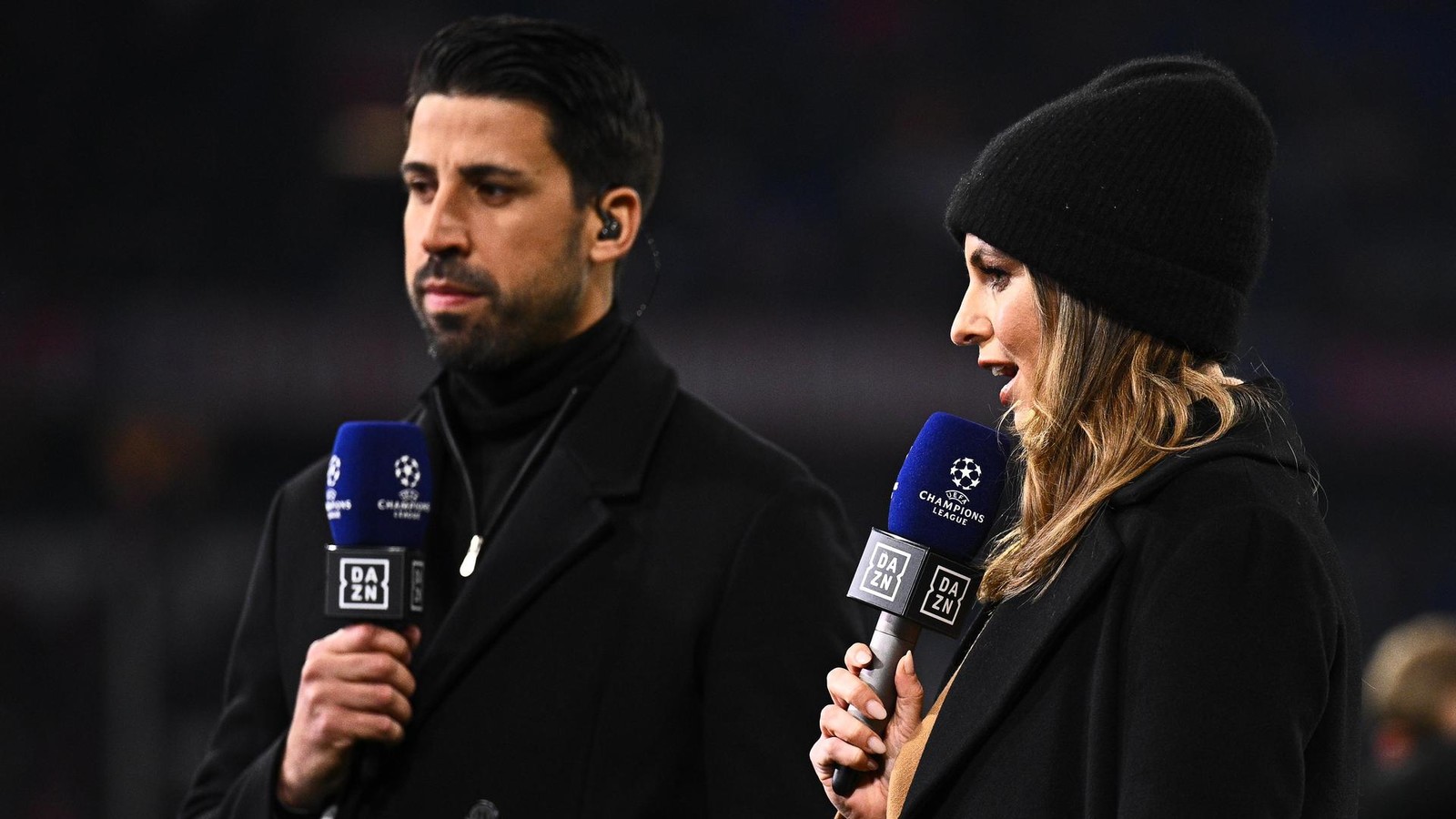 Neben-Thomas-M-ller-und-Mats-Hummels-Sie-moderiert-die-Fu-ball-WM-2026