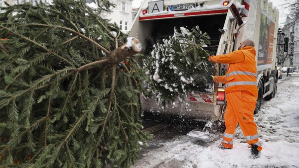 Schnee und Eis verzögern Müllabfuhr in Hamburg: Probleme auch mit Tannenbäumen