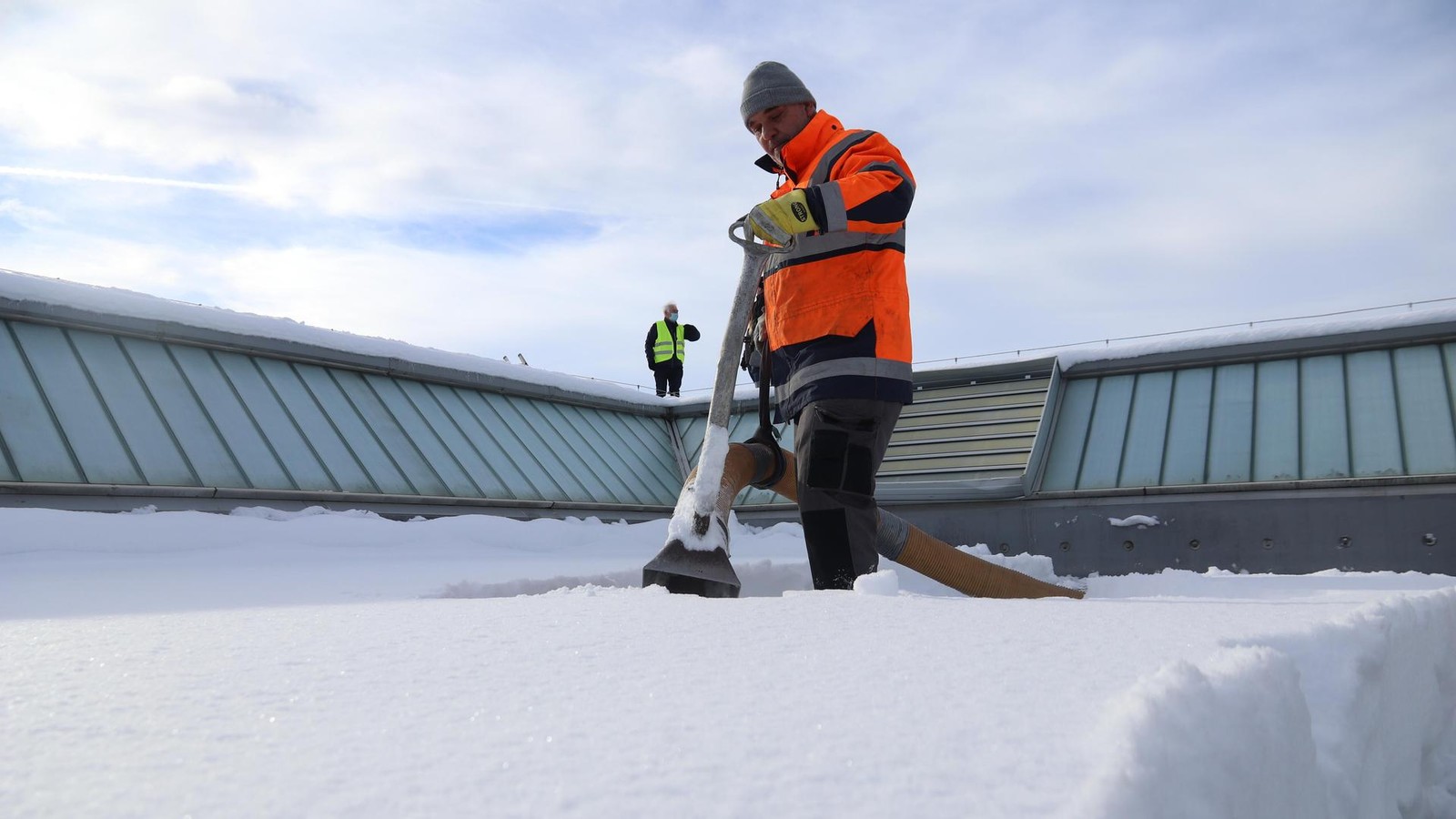 Erst-viel-Schnee-jetzt-Tauwasser-Hamburgs-Dachdecker-arbeiten-am-Limit