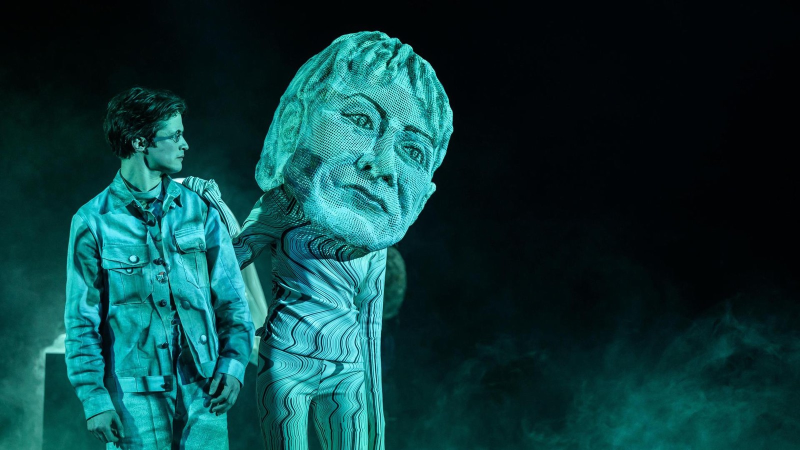 Ein-Mann-kommt-nach-Deutschland-In-Weimar-steht-der-Albtraum-des-Lebens-von-Kriegsheimkehrern-Drau-en-vor-der-T-r-