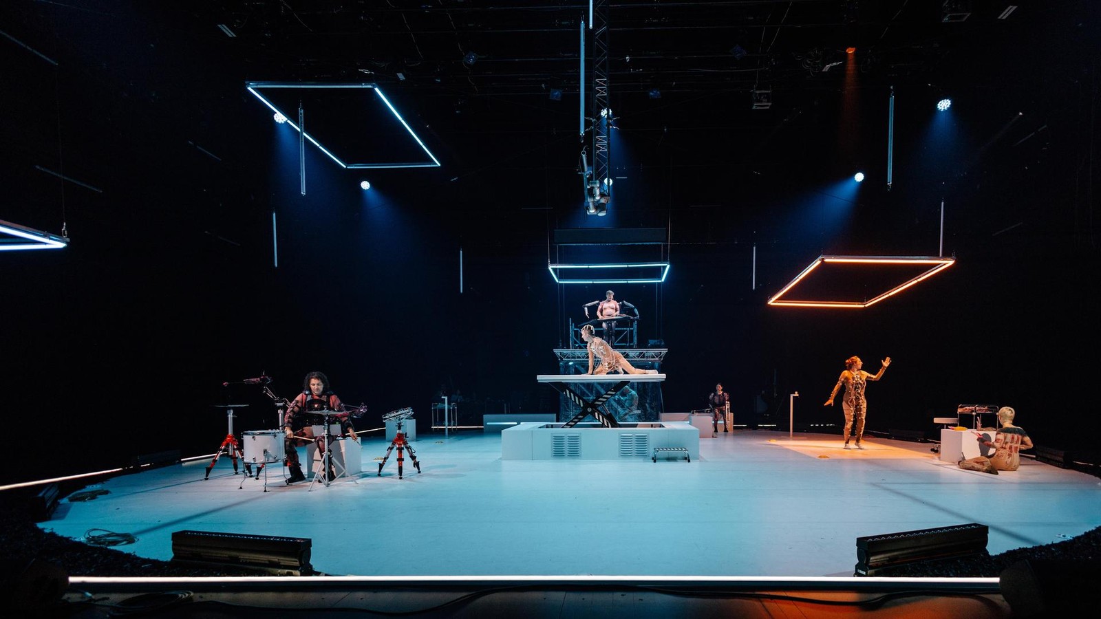 -Eternal-Dawn-Was-macht-denn-der-Roboterhund-auf-der-Kampnagel-B-hne-