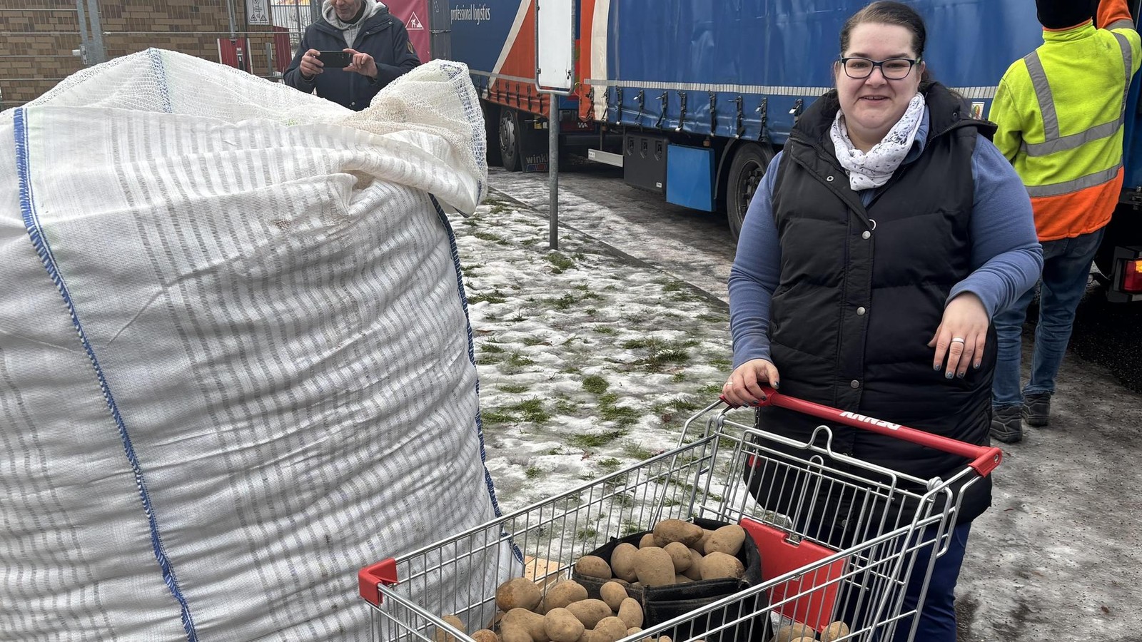 Einkaufswagen-und-Netz-So-empfangen-die-Berliner-die-Kartoffeln