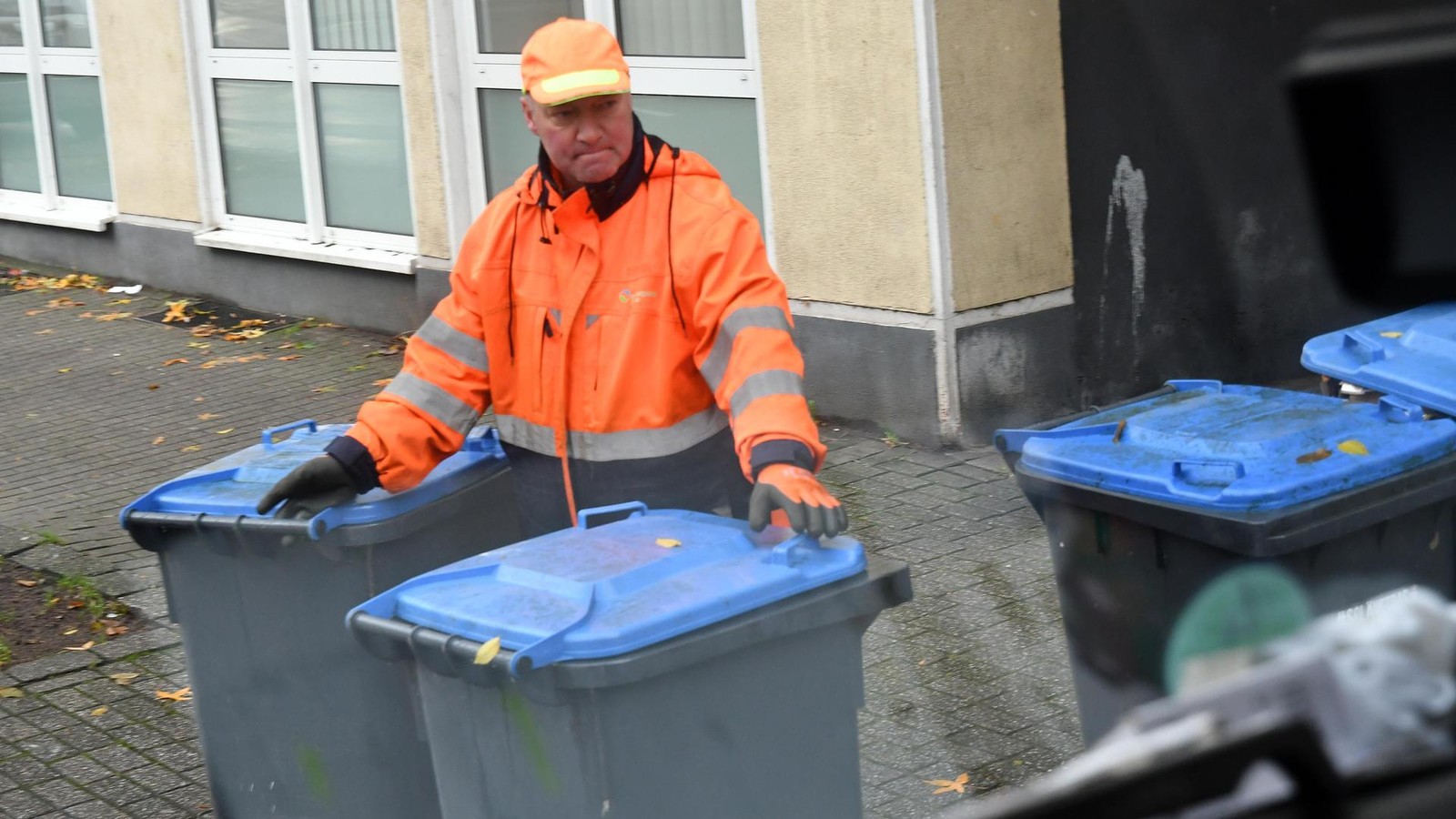 Abholtermine-f-r-Blaue-Tonne-Neuer-Rhythmus-f-r-Barmstedt-und-Halstenbek