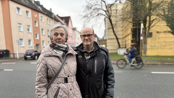 Anwohner verzweifelt: Immer wieder stapelt sich Müll in einem Fußgänger-Durchgang