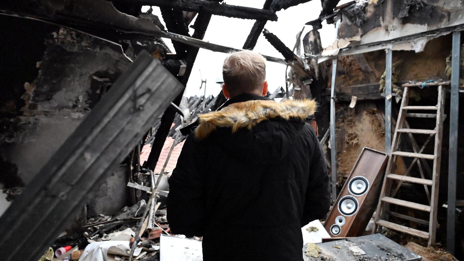 Als-er-von-der-Silvester-Party-zur-ckkommt-steht-alles-in-Flammen