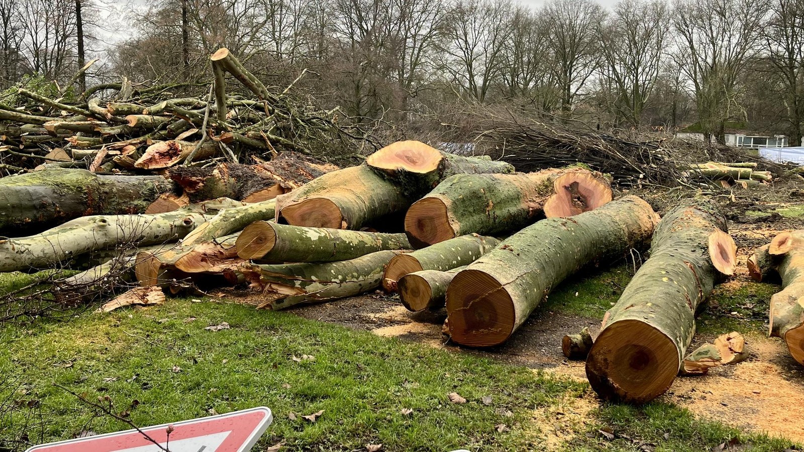 -Ganz-schlimm-Kettens-gen-Massaker-an-der-Berliner-Br-cke-in-Duisburg-l-uft