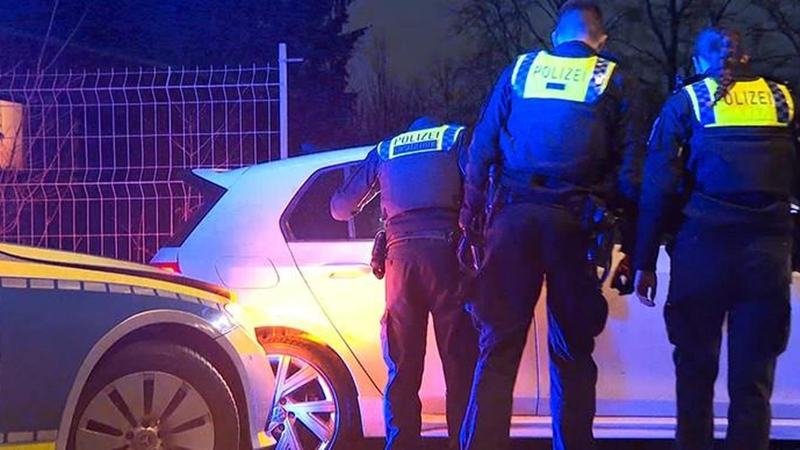 Nach-wilder-Verfolgungsjagd-Fluchtwagen-kollidiert-mit-Streifenwagen