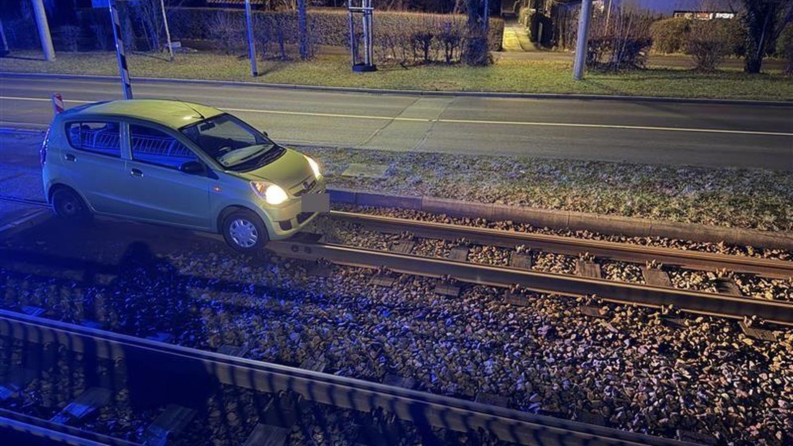 Auto-landet-in-Jena-in-den-Gleisen