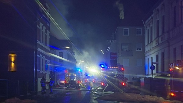 Großbrand in Helmstedt: Feuerwehr rettet zwei Menschen aus Flammen