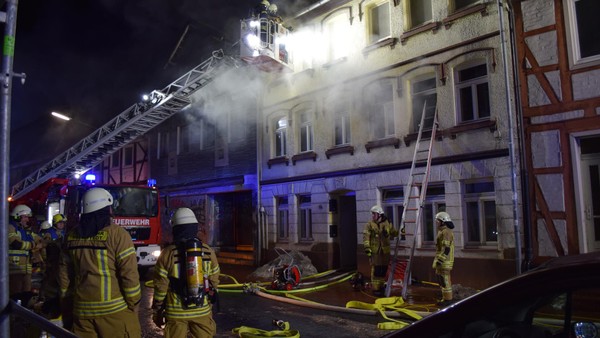 Großbrand in Helmstedt unter Kontrolle: Feuerwehr rettet fünf Menschen